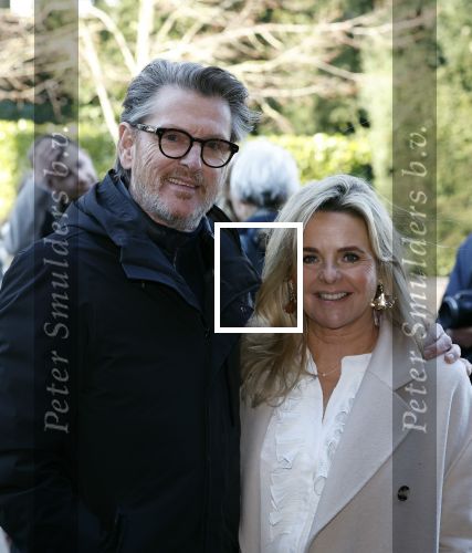 Laren 8 maart 2022
Prinses Beatrix opent een nieuwe gedeelte van het Singer museum in Laren . Prinses Beatrix arriveeert in haar nieuwe verlengde Audi A8 Hybride. Erik de Zwart met zijn vrouw