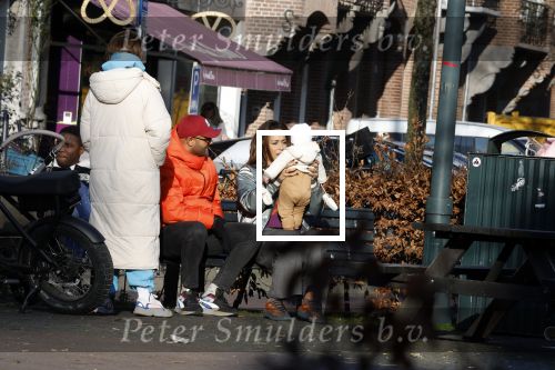 Amsterdam 5 maart 2022
Glennis Grace met de baby van Nienke Plas op de cornelis schuytstraat.