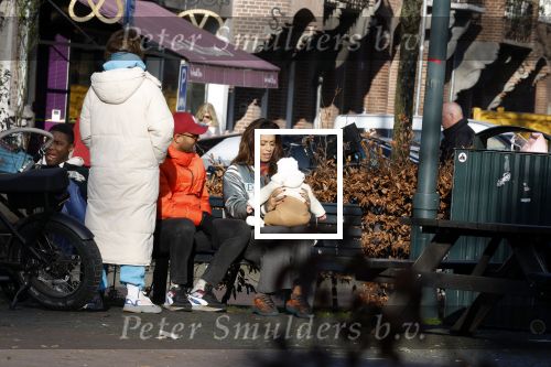 Amsterdam 5 maart 2022
Glennis Grace met de baby van Nienke Plas op de cornelis schuytstraat.