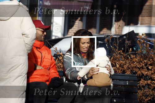 Amsterdam 5 maart 2022
Glennis Grace met de baby van Nienke Plas op de cornelis schuytstraat.