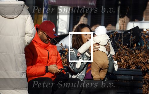 Amsterdam 5 maart 2022
Glennis Grace met de baby van Nienke Plas op de cornelis schuytstraat.