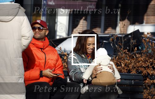 Amsterdam 5 maart 2022
Glennis Grace met de baby van Nienke Plas op de cornelis schuytstraat.