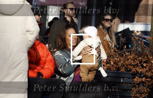 Amsterdam 5 maart 2022
Glennis Grace met de baby van Nienke Plas op de cornelis schuytstraat.