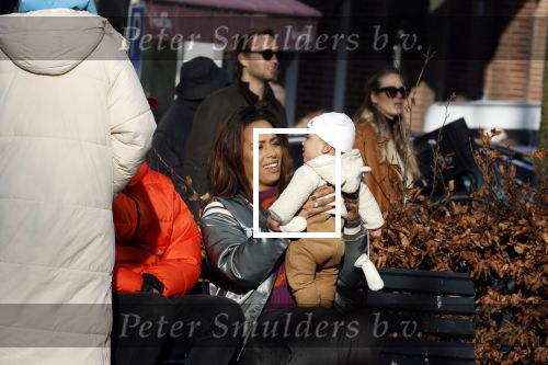 Amsterdam 5 maart 2022
Glennis Grace met de baby van Nienke Plas op de cornelis schuytstraat.