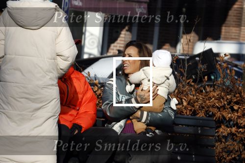 Amsterdam 5 maart 2022
Glennis Grace met de baby van Nienke Plas op de cornelis schuytstraat.