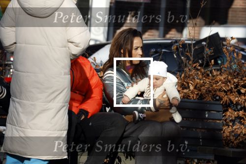 Amsterdam 5 maart 2022
Glennis Grace met de baby van Nienke Plas op de cornelis schuytstraat.