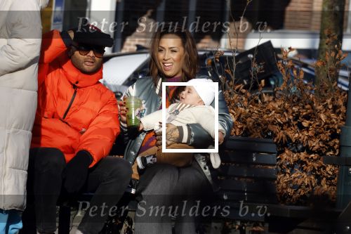Amsterdam 5 maart 2022
Glennis Grace met de baby van Nienke Plas op de cornelis schuytstraat.
