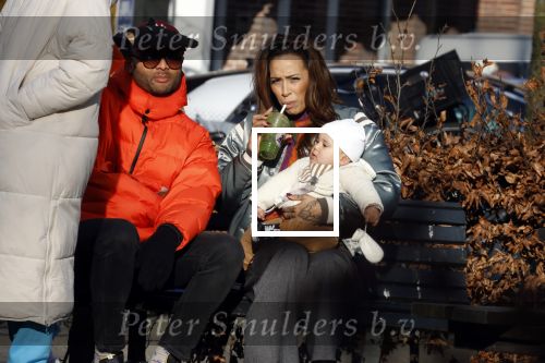 Amsterdam 5 maart 2022
Glennis Grace met de baby van Nienke Plas op de cornelis schuytstraat.