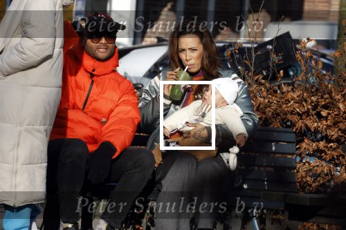 Amsterdam 5 maart 2022
Glennis Grace met de baby van Nienke Plas op de cornelis schuytstraat.