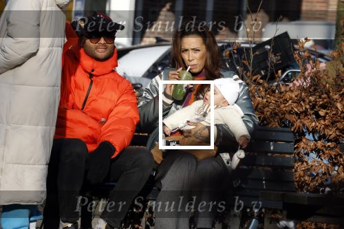 Amsterdam 5 maart 2022
Glennis Grace met de baby van Nienke Plas op de cornelis schuytstraat.