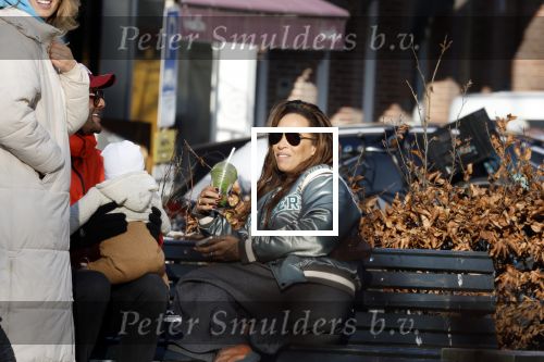 Amsterdam 5 maart 2022
Glennis Grace met de baby van Nienke Plas op de cornelis schuytstraat.