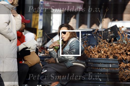 Amsterdam 5 maart 2022
Glennis Grace met de baby van Nienke Plas op de cornelis schuytstraat.