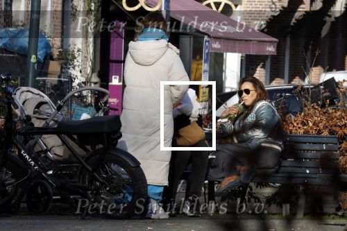 Amsterdam 5 maart 2022
Glennis Grace met de baby van Nienke Plas op de cornelis schuytstraat.