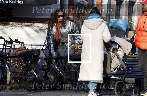 Amsterdam 5 maart 2022
Glennis Grace met de baby van Nienke Plas op de cornelis schuytstraat.