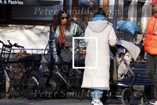 Amsterdam 5 maart 2022
Glennis Grace met de baby van Nienke Plas op de cornelis schuytstraat.