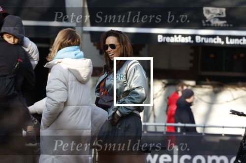 Amsterdam 5 maart 2022
Glennis Grace met de baby van Nienke Plas op de cornelis schuytstraat.
