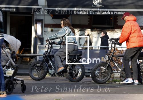 Amsterdam 5 maart 2022
Glennis Grace met de baby van Nienke Plas op de cornelis schuytstraat.
