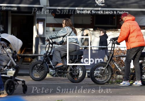 Amsterdam 5 maart 2022
Glennis Grace met de baby van Nienke Plas op de cornelis schuytstraat.