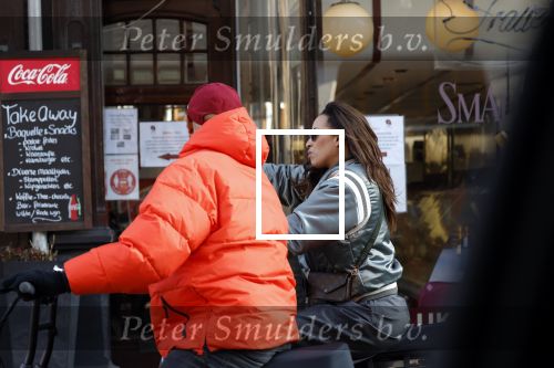 Amsterdam 5 maart 2022
Glennis Grace met de baby van Nienke Plas op de cornelis schuytstraat.