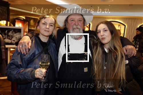 Amsterdam 1 april 2022
Opening expositie Louise Schiffmacher . Henk Schiffmacher was natuurlijk aanwezig. Henk met zijn dochters Texas (l) en Morisson (r)