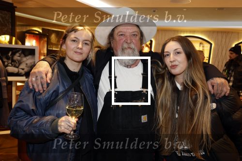 Amsterdam 1 april 2022
Opening expositie Louise Schiffmacher . Henk Schiffmacher was natuurlijk aanwezig. Henk met zijn dochters Texas (l) en Morisson (r)