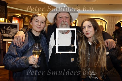 Amsterdam 1 april 2022
Opening expositie Louise Schiffmacher . Henk Schiffmacher was natuurlijk aanwezig. Henk met zijn dochters Texas (l) en Morisson (r)