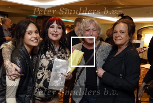 Amsterdam 1 april 2022
Opening expositie Louise Schiffmacher . Henk Schiffmacher was natuurlijk aanwezig. Holly Brood Louise Govert de Roos en Xandra Brood