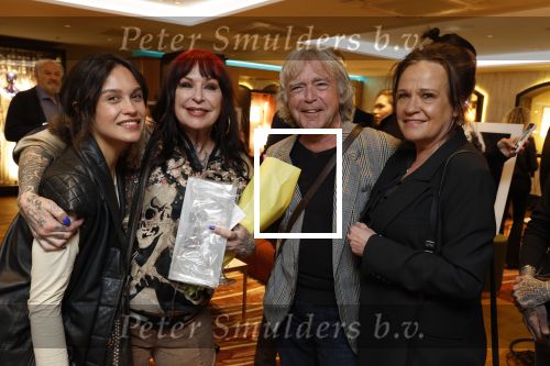 Amsterdam 1 april 2022
Opening expositie Louise Schiffmacher . Henk Schiffmacher was natuurlijk aanwezig. Holly Brood Louise Govert de Roos en Xandra Brood