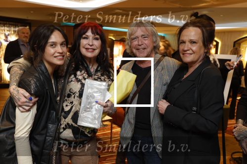 Amsterdam 1 april 2022
Opening expositie Louise Schiffmacher . Henk Schiffmacher was natuurlijk aanwezig. Holly Brood Louise Govert de Roos en Xandra Brood