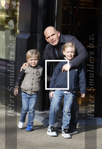 Amsterdam 12 maart 2022
Jaap v Zweden met zijn kleinkinderen aan het winkelen in Amsterdam zuid.