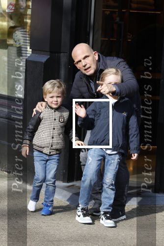 Amsterdam 12 maart 2022
Jaap v Zweden met zijn kleinkinderen aan het winkelen in Amsterdam zuid.