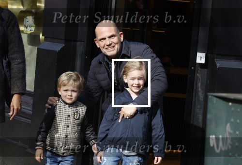Amsterdam 12 maart 2022
Jaap v Zweden met zijn kleinkinderen aan het winkelen in Amsterdam zuid.