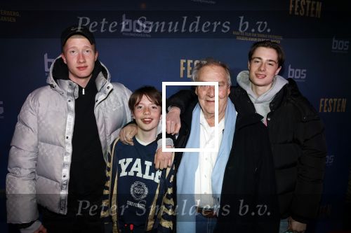 Den Haag 9 maart 2022
Premiere Festen in de koninklijke schouwburg van Den haag. Jules Croiset kwam met zijn kleinkinderen
