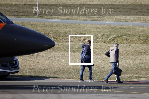 Eindhoven Tilburg 5 maart 2022
Max Verstappen zijn familie en manager Raymond Vermeulen landen met de private Jet van Max op eindhoven Airport . Ze kwamen van ibiza waar ze de verjaardag van Jos Verstappen (50) hebben gevierd. Max had daarna een afspraak in Tilburg.