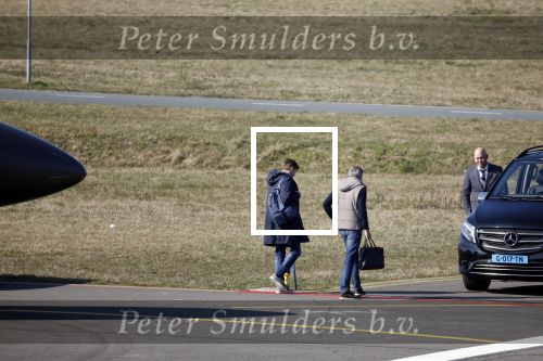 Eindhoven Tilburg 5 maart 2022
Max Verstappen zijn familie en manager Raymond Vermeulen landen met de private Jet van Max op eindhoven Airport . Ze kwamen van ibiza waar ze de verjaardag van Jos Verstappen (50) hebben gevierd. Max had daarna een afspraak in Tilburg.