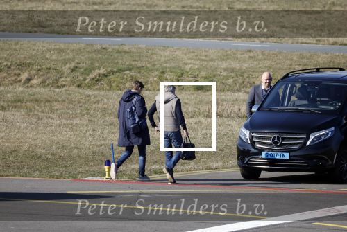 Eindhoven Tilburg 5 maart 2022
Max Verstappen zijn familie en manager Raymond Vermeulen landen met de private Jet van Max op eindhoven Airport . Ze kwamen van ibiza waar ze de verjaardag van Jos Verstappen (50) hebben gevierd. Max had daarna een afspraak in Tilburg.