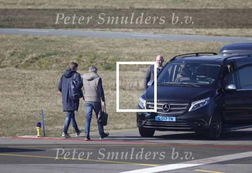 Eindhoven Tilburg 5 maart 2022
Max Verstappen zijn familie en manager Raymond Vermeulen landen met de private Jet van Max op eindhoven Airport . Ze kwamen van ibiza waar ze de verjaardag van Jos Verstappen (50) hebben gevierd. Max had daarna een afspraak in Tilburg.