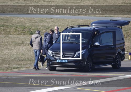 Eindhoven Tilburg 5 maart 2022
Max Verstappen zijn familie en manager Raymond Vermeulen landen met de private Jet van Max op eindhoven Airport . Ze kwamen van ibiza waar ze de verjaardag van Jos Verstappen (50) hebben gevierd. Max had daarna een afspraak in Tilburg.