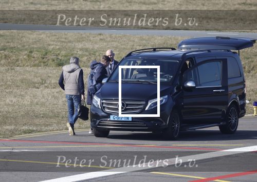 Eindhoven Tilburg 5 maart 2022
Max Verstappen zijn familie en manager Raymond Vermeulen landen met de private Jet van Max op eindhoven Airport . Ze kwamen van ibiza waar ze de verjaardag van Jos Verstappen (50) hebben gevierd. Max had daarna een afspraak in Tilburg.