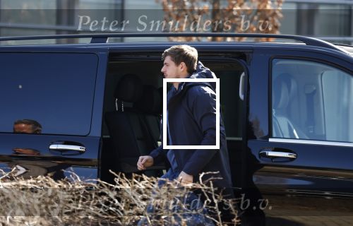 Eindhoven Tilburg 5 maart 2022
Max Verstappen zijn familie en manager Raymond Vermeulen landen met de private Jet van Max op eindhoven Airport . Ze kwamen van ibiza waar ze de verjaardag van Jos Verstappen (50) hebben gevierd. Max had daarna een afspraak in Tilburg.