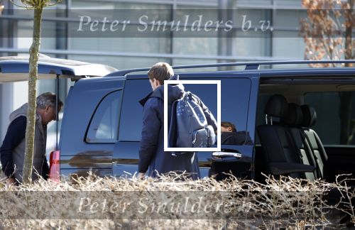 Eindhoven Tilburg 5 maart 2022
Max Verstappen zijn familie en manager Raymond Vermeulen landen met de private Jet van Max op eindhoven Airport . Ze kwamen van ibiza waar ze de verjaardag van Jos Verstappen (50) hebben gevierd. Max had daarna een afspraak in Tilburg.