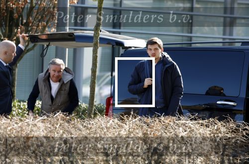 Eindhoven Tilburg 5 maart 2022
Max Verstappen zijn familie en manager Raymond Vermeulen landen met de private Jet van Max op eindhoven Airport . Ze kwamen van ibiza waar ze de verjaardag van Jos Verstappen (50) hebben gevierd. Max had daarna een afspraak in Tilburg.