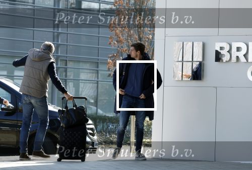 Eindhoven Tilburg 5 maart 2022
Max Verstappen zijn familie en manager Raymond Vermeulen landen met de private Jet van Max op eindhoven Airport . Ze kwamen van ibiza waar ze de verjaardag van Jos Verstappen (50) hebben gevierd. Max had daarna een afspraak in Tilburg.
