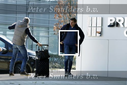 Eindhoven Tilburg 5 maart 2022
Max Verstappen zijn familie en manager Raymond Vermeulen landen met de private Jet van Max op eindhoven Airport . Ze kwamen van ibiza waar ze de verjaardag van Jos Verstappen (50) hebben gevierd. Max had daarna een afspraak in Tilburg.