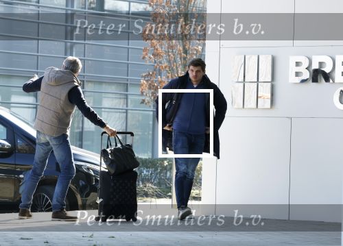 Eindhoven Tilburg 5 maart 2022
Max Verstappen zijn familie en manager Raymond Vermeulen landen met de private Jet van Max op eindhoven Airport . Ze kwamen van ibiza waar ze de verjaardag van Jos Verstappen (50) hebben gevierd. Max had daarna een afspraak in Tilburg.