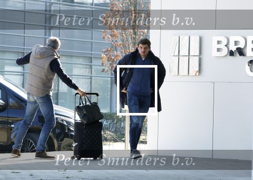 Eindhoven Tilburg 5 maart 2022
Max Verstappen zijn familie en manager Raymond Vermeulen landen met de private Jet van Max op eindhoven Airport . Ze kwamen van ibiza waar ze de verjaardag van Jos Verstappen (50) hebben gevierd. Max had daarna een afspraak in Tilburg.