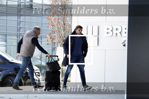 Eindhoven Tilburg 5 maart 2022
Max Verstappen zijn familie en manager Raymond Vermeulen landen met de private Jet van Max op eindhoven Airport . Ze kwamen van ibiza waar ze de verjaardag van Jos Verstappen (50) hebben gevierd. Max had daarna een afspraak in Tilburg.