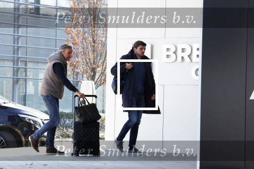 Eindhoven Tilburg 5 maart 2022
Max Verstappen zijn familie en manager Raymond Vermeulen landen met de private Jet van Max op eindhoven Airport . Ze kwamen van ibiza waar ze de verjaardag van Jos Verstappen (50) hebben gevierd. Max had daarna een afspraak in Tilburg.