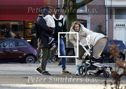 Amsterdam 5 maart 2022
 Nienke Plas en haar man Resley Stjeward en hun baby op de cornelis schuytstraat.