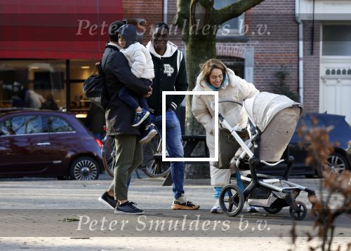 Amsterdam 5 maart 2022
 Nienke Plas en haar man Resley Stjeward en hun baby op de cornelis schuytstraat.